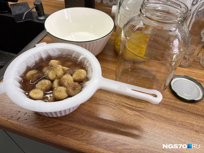 Мы совершили ошибку и выбрали сито с мелкими дырками  | Источник: Мария Лобанова / NGS70.RU 