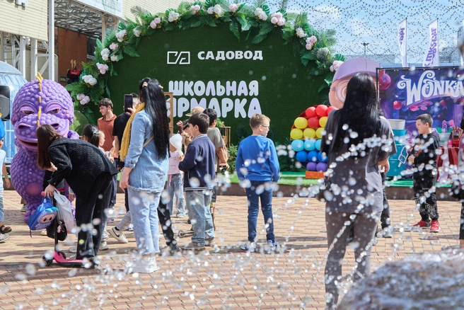 Последние недели лета родители школьников чаще всего посвящают шоппингу | Источник: Дмитрий Толстошеев / MSK1.RU