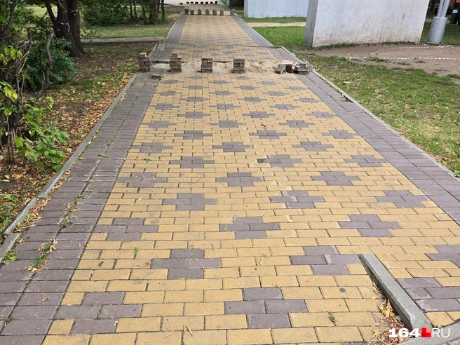 Парк сейчас зачем-то ремонтируют&nbsp;— перекладывают плитку | Источник: Семен-Коротов Майбах / 164.RU
