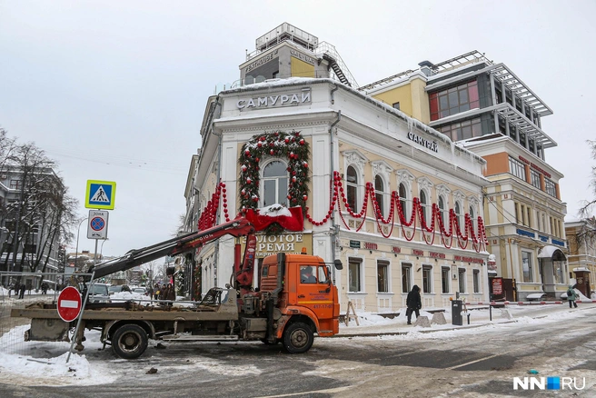 Все время, пока мы опрашивали людей, у въезда на Малую Покровскую стоял эвакуатор | Источник: Наталья Бурухина / NN.RU