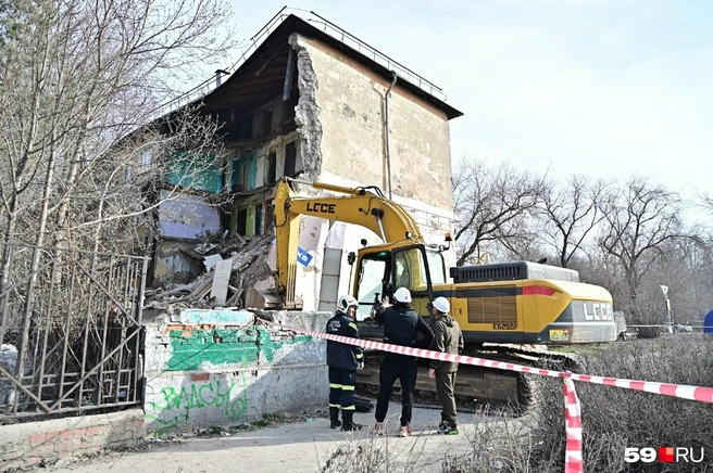 Так дом выглядит сегодня утром — на месте находятся представители оперштаба | Источник: Василина Любимова / 59.RU