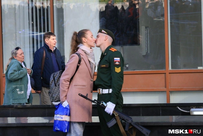 Самыми первыми приехали родственники и друзья военнослужащих | Источник: Артем Устюжанин / MSK1.RU