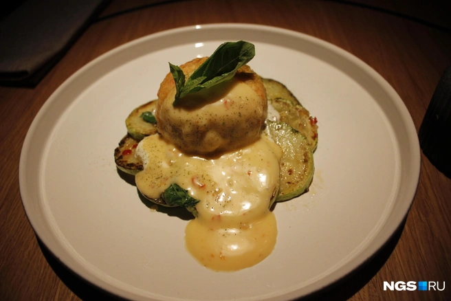 Крабкейк с цукини за 760 рублей из меню новосибирского заведения  | Источник: Стас Соколов / NGS.RU