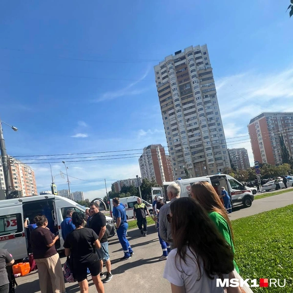 Рядом с местом ЧП собрались обеспокоенные жители района | Источник: читательница MSK1.RU