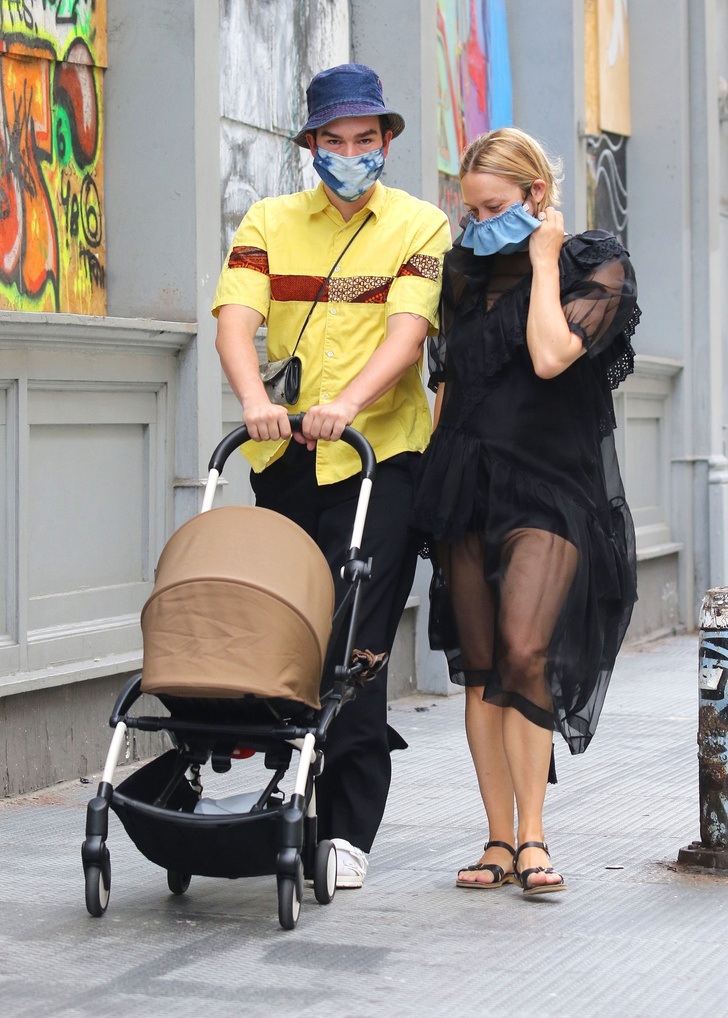 Редкий выход: Хлоя Севиньи на прогулке с новорожденным сыном