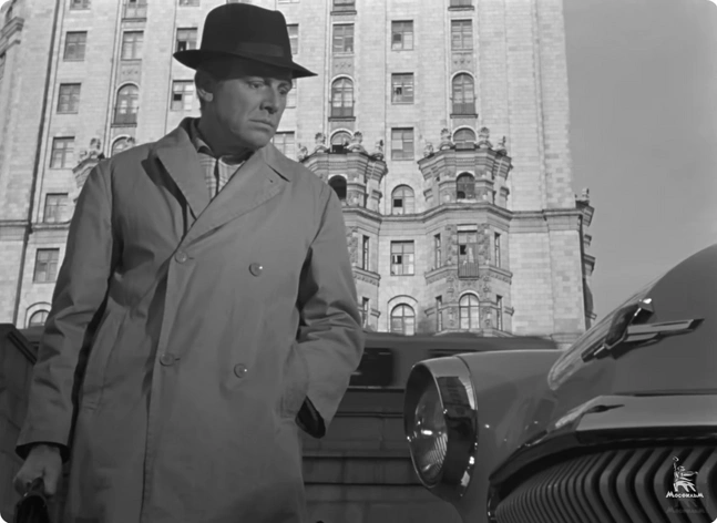 Кадр из фильма и современный вид на то же здание. Со времен съемок метромост частично реконструировали | Источник: Киноконцерн «Мосфильм» / YouTube