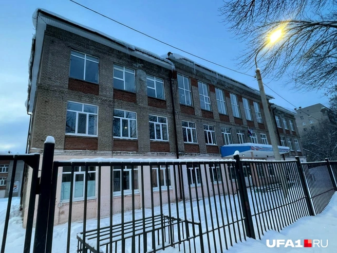 Недавно в школе поставили новый забор | Источник: Андрей Бирюков / UFA1.RU