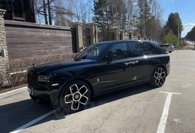 В Иркутске по цене квартиры продают первый в истории Rolls-Royce кроссовер | Источник: Drom.ru