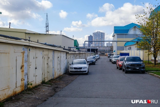 Другой поворот, и тут череда гаражей | Источник: Булат Салихов / UFA1.RU