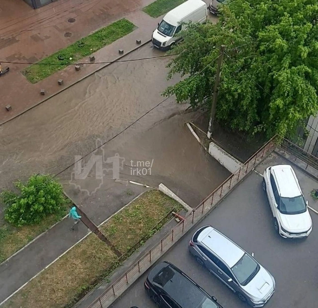 Поток воды хлынул на подземную парковку | Источник: «Иркутск № 1» / Telegram