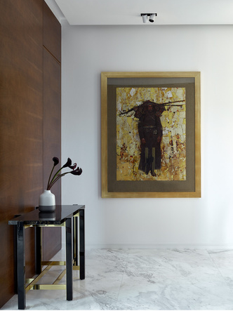 Консоль, Emanuel Ungaro Home. На стене — картина Дауда Ахриева.