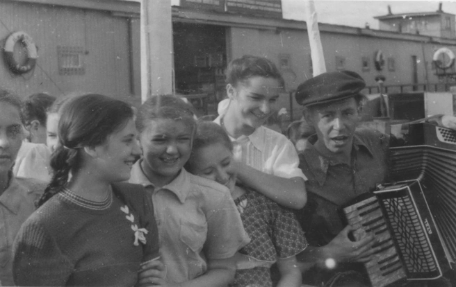 Первый городской слет юных туристов Куйбышева. На снимке: кружковцы перед отплытием на место слета. 18 июня 1953 года | Источник: из фотофондов ЦГАСО и СОГАСПИ
