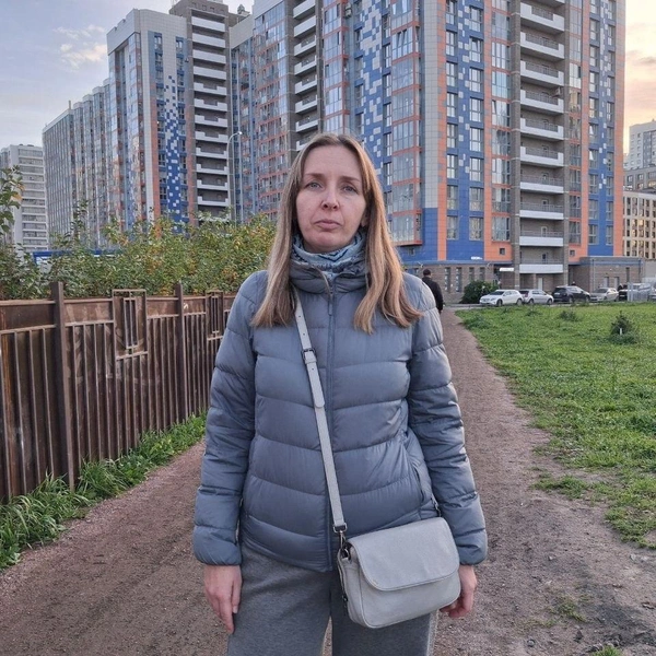 Екатерина на дорожке, созданной на жителями Средней Рогатки | Источник: Анна Мотовилова / «Фонтанка.ру»