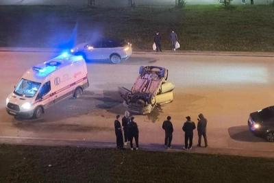 В Академическом на дороге перевернулась легковушка