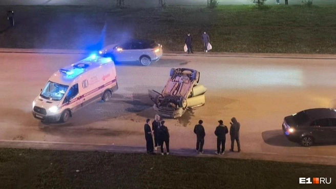 «Новую часть „Форсажа“ снимают»: в Академическом посреди дороги перевернулась машина. Видео | Источник: читатель E1.RU