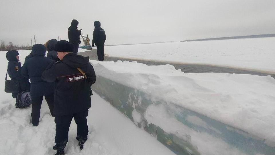 В большой Тюменской области двое школьников провалились под лед