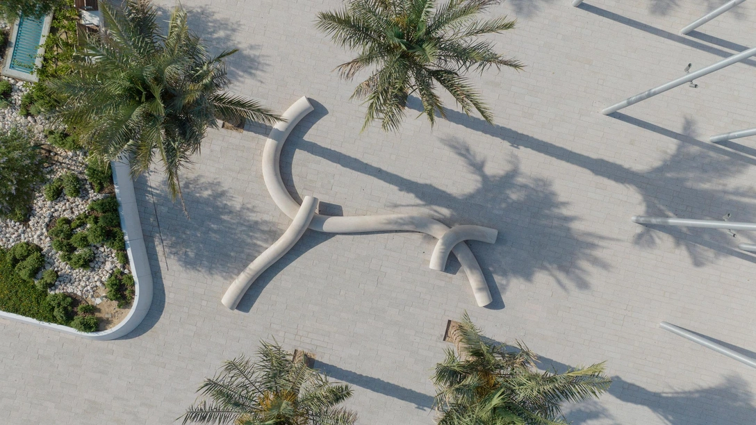 Скульптурные скамейки из камня в Катаре | mcmaison.ru