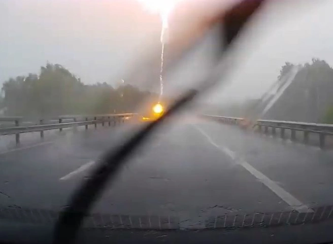 На трассе М5 в Рязани засняли близкий удар молнии | ya62.ru