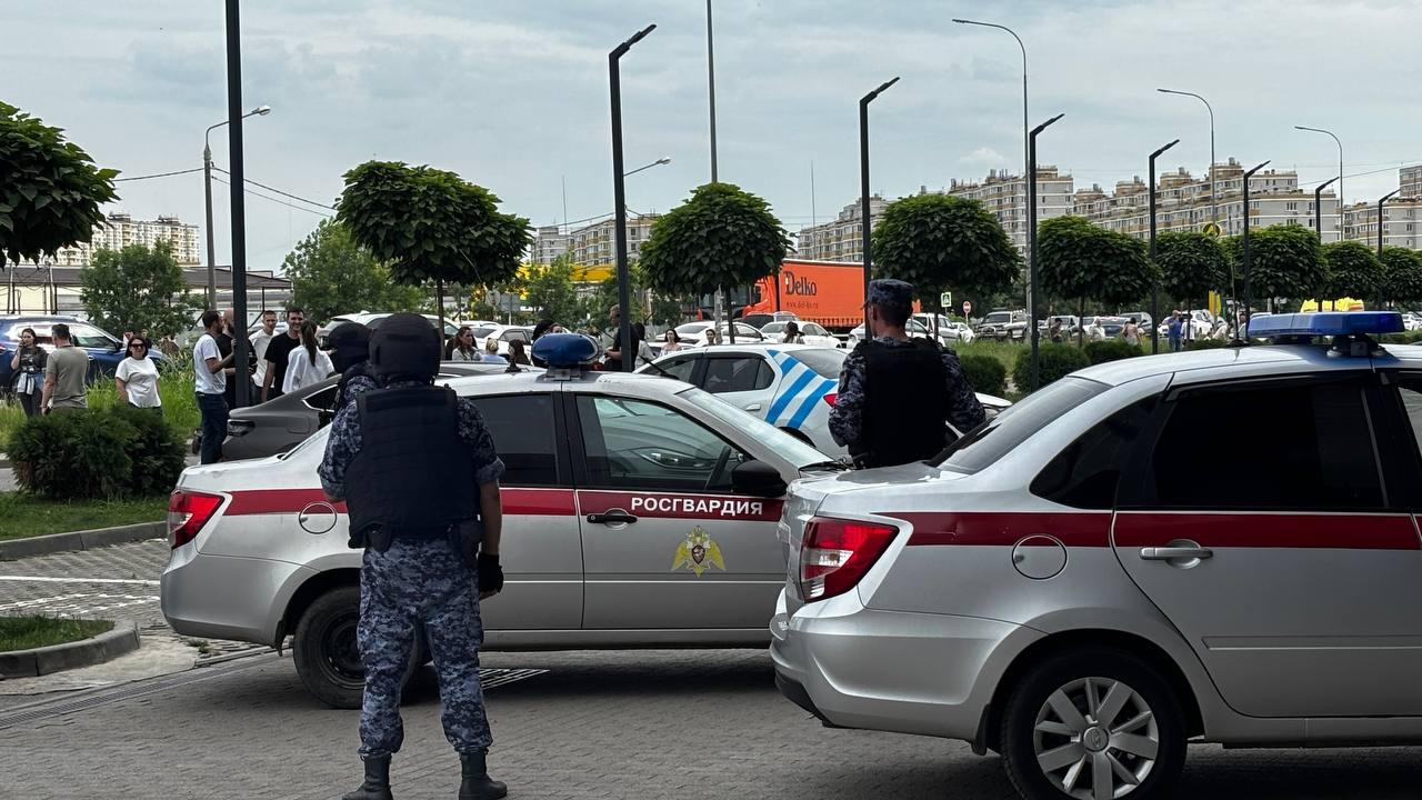 «Думали, что дрон залетел»: зазвучали сирены, люди с криками побежали на выход — главное о нападении на ТЦ в Краснодаре