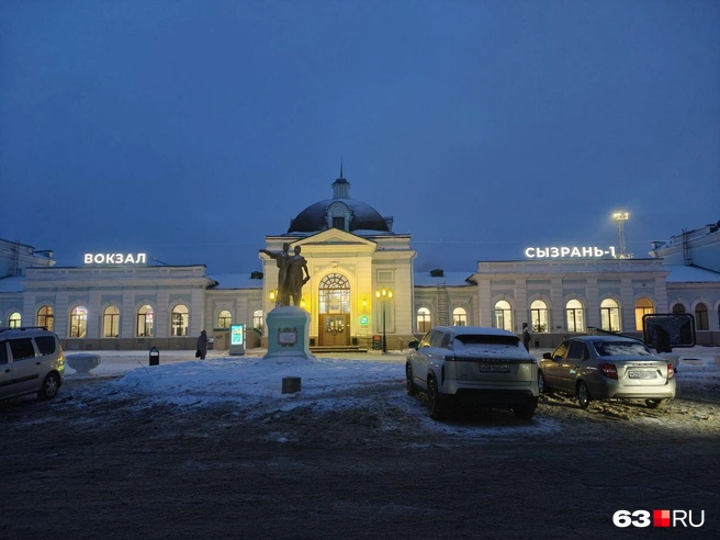 В центре привокзальной площади&nbsp;— влюбленные в «Родные просторы» | Источник: Наталья Артякова / 63.RU