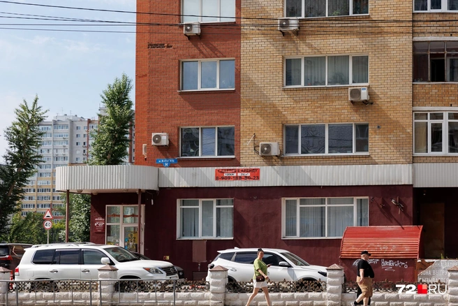В некоторых случаях объявления о сдаче коммерции в аренду висят месяцами. Арендаторы, получив больше выбора, чем прежде, стали выбирать более вдумчиво | Источник: Ирина Шарова / 72.RU