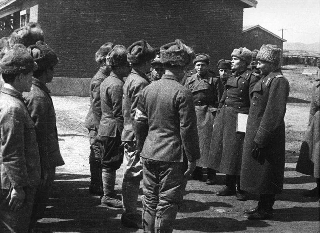 Советские офицеры беседуют с японскими военнопленными в лагере в Маньчжурии, 1945 год. Фотографий этого периода из Читы не сохранилось | Источник: Александр Становов / Военный альбом / waralbum.ru