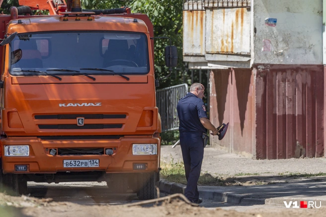 Многие сотрудники экстренных и правоохранительных служб дежурят на месте ЧП вторые сутки | Источник: Константин Завриков / V1.RU