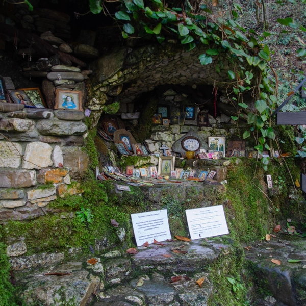 Люди приносят сюда иконы | Источник: Оксана Витязь / SOCHI1.RU