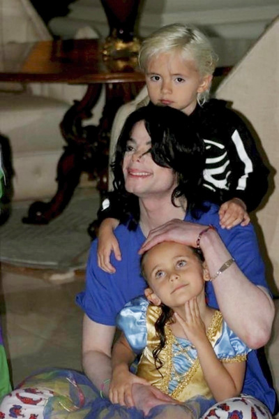 Взрослые дети Майкла Джексона впервые за долгое время вышли в свет: что о них известно
