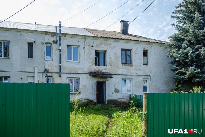 Хотя видно, что дом жилой — новые окна, трубы