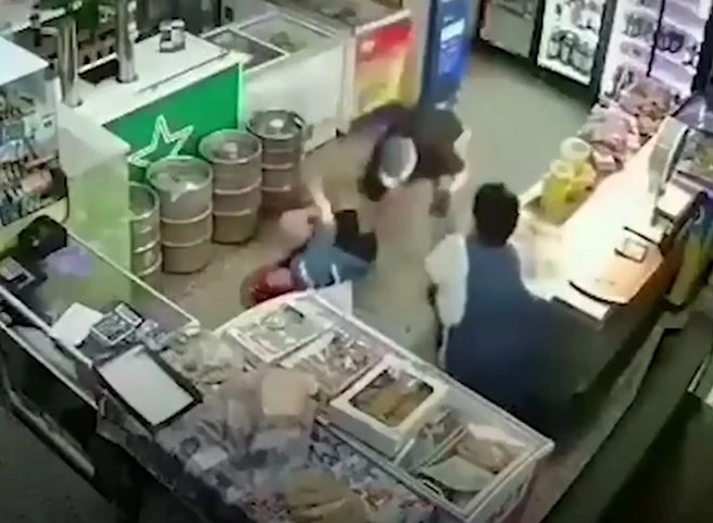 В Самаре грабитель порезал двух женщин в магазине (видео) | ya62.ru