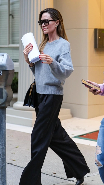 Модная классика: Анджелина Джоли показала, как носить базовые вещи и выглядеть в них роскошно | marieclaire.ru