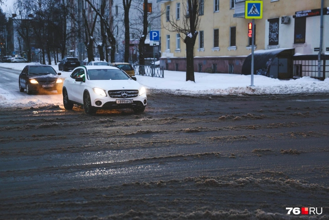Политые рассолом дороги оттаяли, после чего автомобили разнесли грязь повсюду | Источник: Алена Косточкина