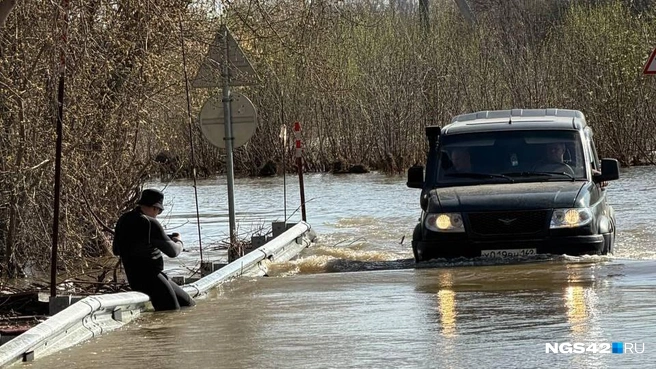 Только самые отчаянные жители пытаются залезть в воду или выехать из поселка на авто | Источник: Александр Левчук / NGS42.RU