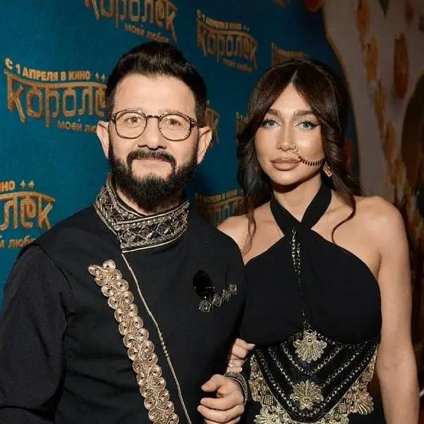 Надели парные индийские костюмы: Михаил Галустян впервые вывел в свет новую девушку — визажистку Лилию