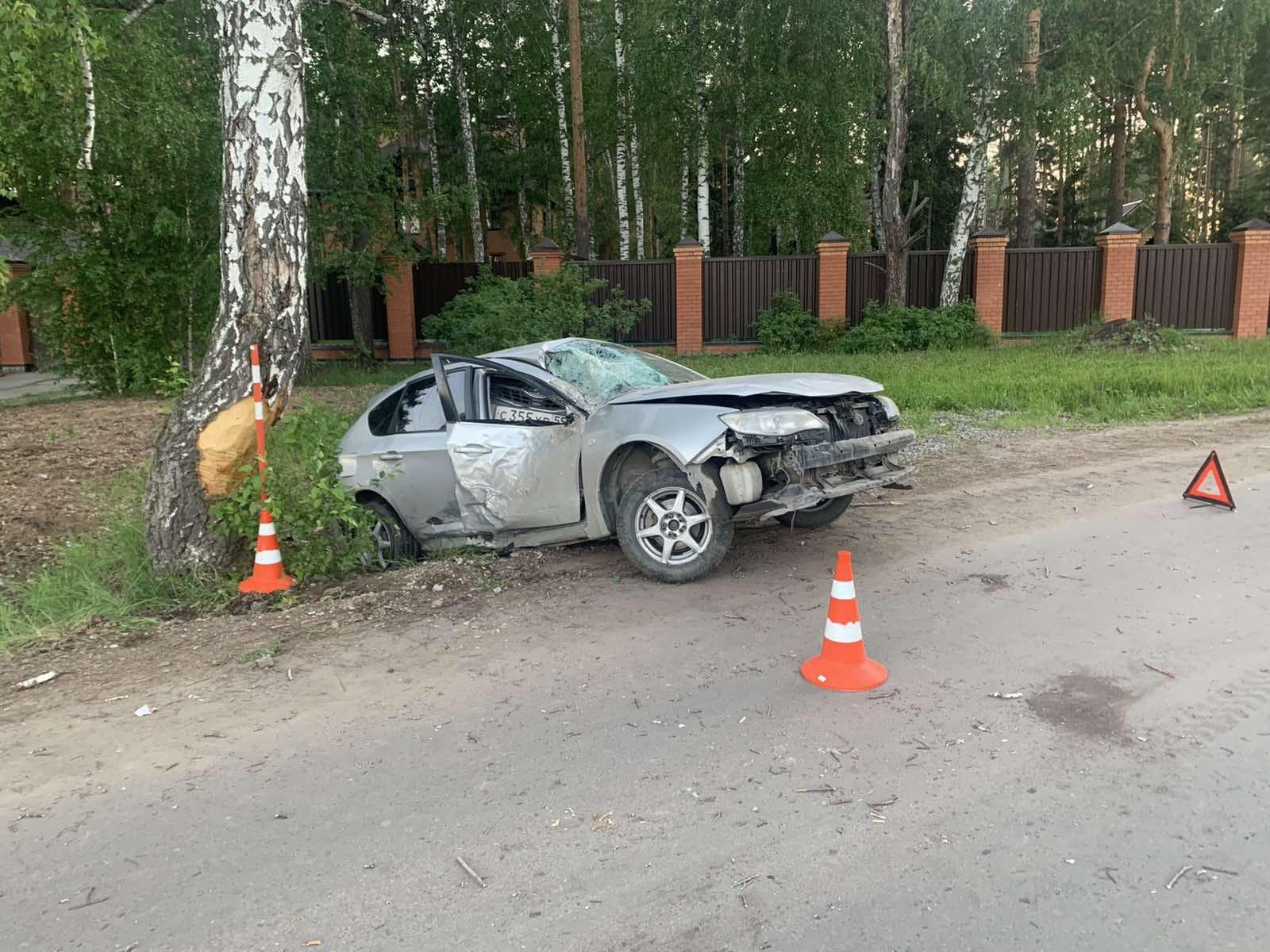 В тюменском селе автомобиль влетел в дерево — пассажира и водителя  госпитализировали, ДТП в Перевалово Тюменской области, ДТП в Тюмени — 5  июня 2022 года - 5 июня 2022 - 72.ру