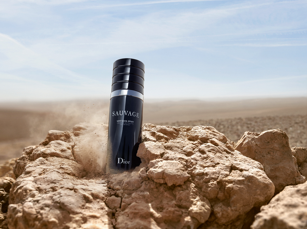 Жест свободы: новый аромат Sauvage Very Cool Spray от Dior | marieclaire.ru