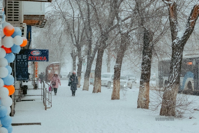 Жизнь кипит в Красноармейском, даже когда в лицо летят снежинки | Источник: Юлия Воропаева