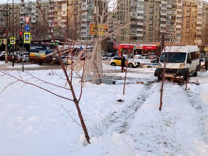 В Челябинске маршрутка улетела с дороги в сквер: видео 