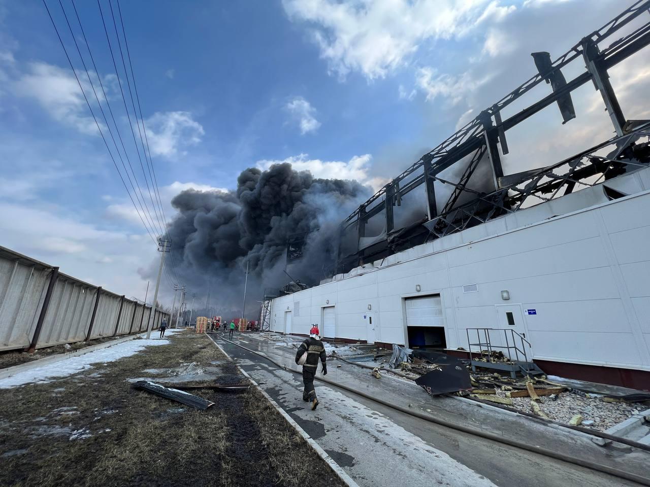 В Арамиле сгорел крупнейший завод, где производят огнезащитные и  лакокрасочные материалы: видео - 24 марта 2023 - Е1.ру