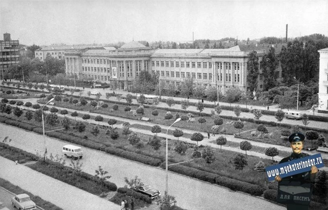 Улица Красная от Хакурате до Бабушкина, цветение каштанов в 1969 году | Источник: myekaterinodar.ru