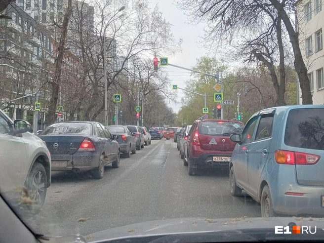 Многие прилегающие к проспекту Космонавтов улицы тоже встали в пробку | Источник: Анастасия Усачева / E1.RU