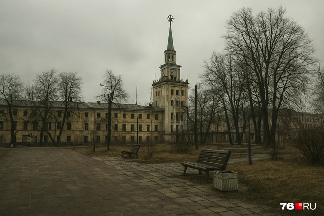 Все окна Вознесенских казарм выбиты | Источник: Кирилл Поверинов / 76.RU, Юрий Орлов / Городские медиа, нейросеть GPT-4o