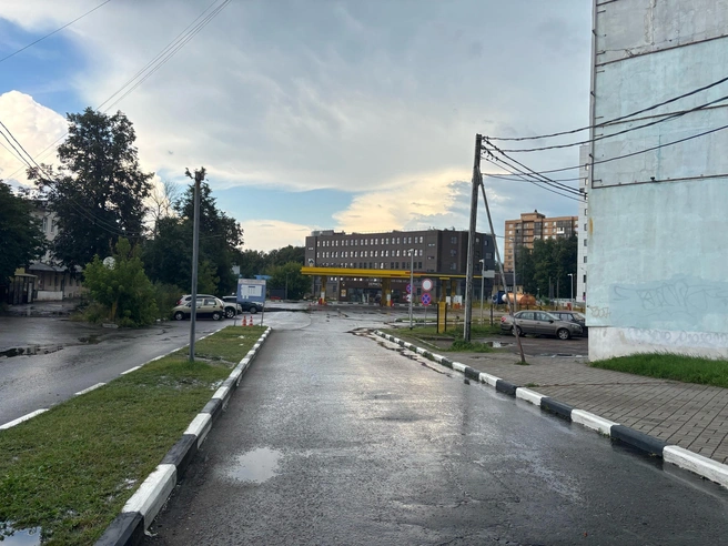 Водители ждали возможности подъехать к колонкам | Источник: читательница 76.RU