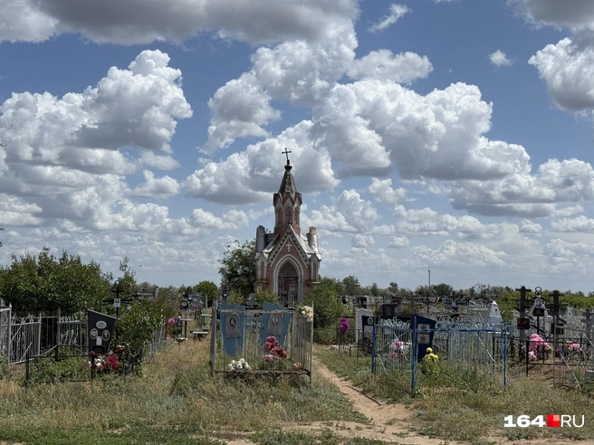 Ветхая часовня на ровенском кладбище. Это старая часть погоста. Детей похоронили на новой | Источник: Сергей Петунин / 164.RU