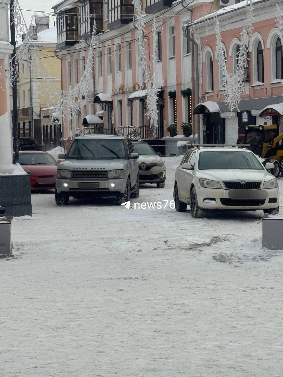 В центре Ярославля автомобилисты устроили стихийную парковку | Источник: читатель 76.RU