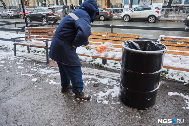 Дворники очищают скамейки от снега | Источник: Александр Ощепков / NGS.RU