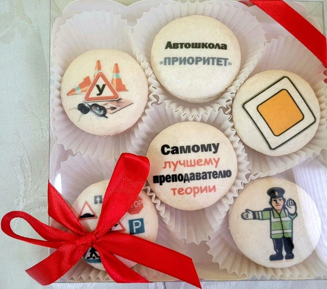 Благодарные ученики возвращаются к инструкторам с милыми подарками | Источник: «Приоритет»