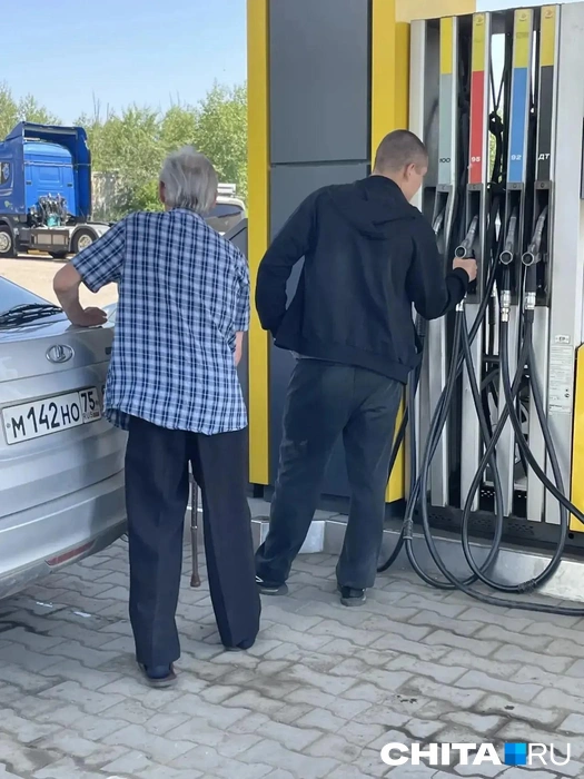 Волонтеры начали координировать очереди на читинских АЗС: как это происходит — онлайн с заправки | Источник: Евгения Бузлаева
