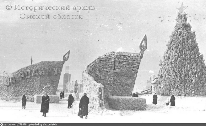Знамена из снега и большая елка | Источник: М. В. Горохов, Фотофонд ИАОО / Pastvu.com
